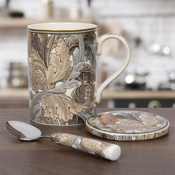 William Morris Acanthus presentset med mugg, underlägg i glas och sked med slingrande akantusblad