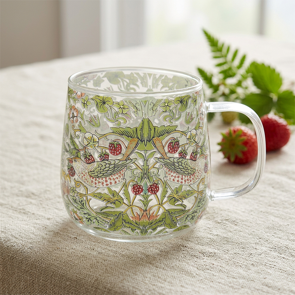 William Morris Strawberry Thief – Glasmugg med mönstret från 1883 runt hela muggen
