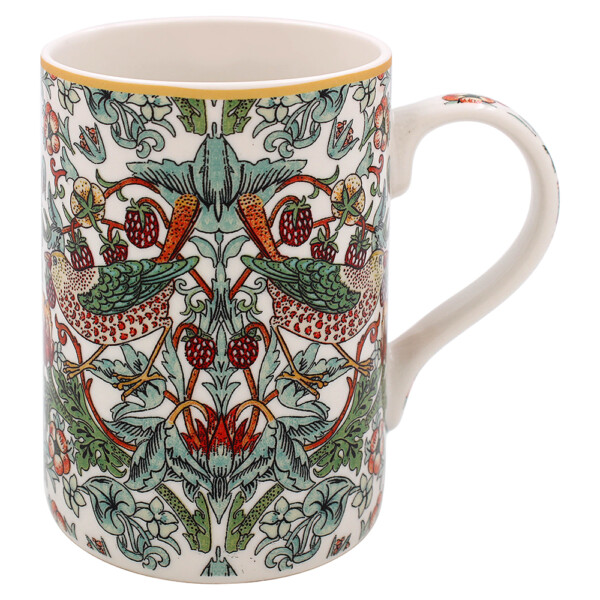 William Morris White Strawberry Thief mugg i fint porslin med trastar och jordgubbar mot ljus botten